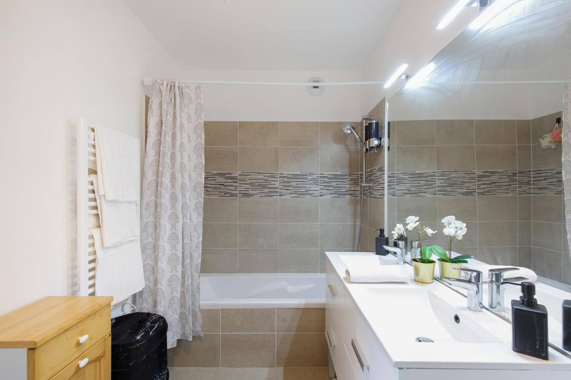 Lovely 2 Bedroom Condo With Pool ヴァロリス エクステリア 写真